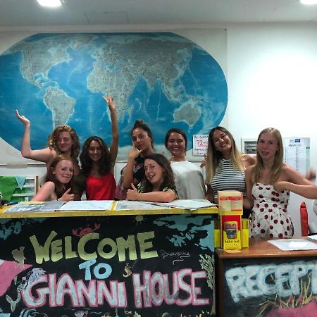 Gianni House Backpackers Hostel Giardini Naxos Eksteriør billede