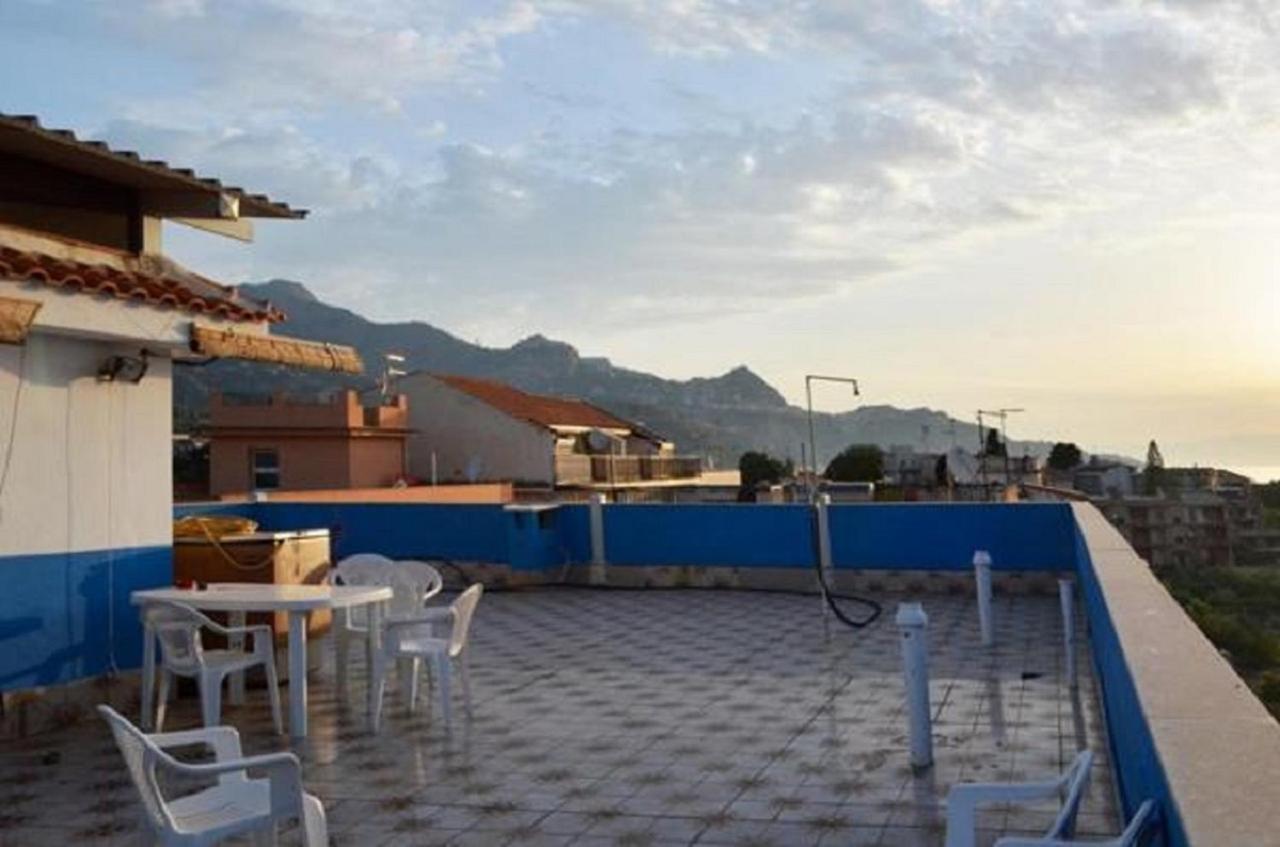 Gianni House Backpackers Hostel Giardini Naxos Eksteriør billede