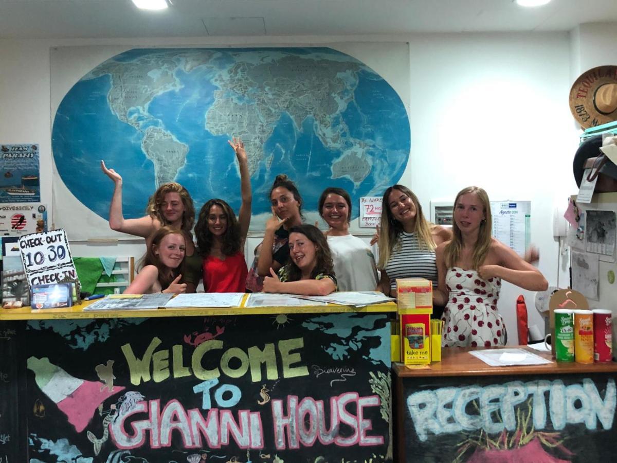 Gianni House Backpackers Hostel Giardini Naxos Eksteriør billede
